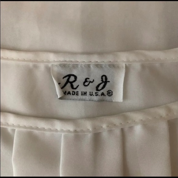 R&J brand White pleated woven blouse / shirt / top
Approximate size M Medium - Picture 7 of 7